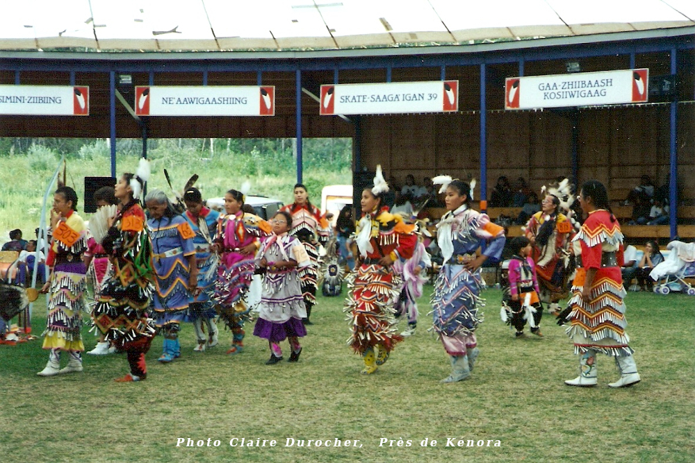 Des femmes dansent dans un Pow Wow