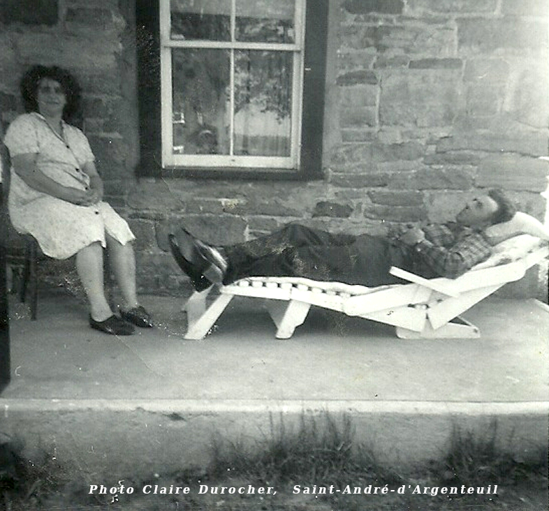 Un couple se repose sur la galerie