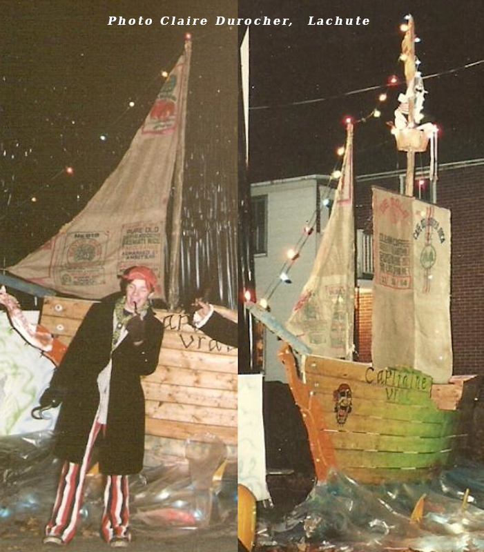 Un homme déguisé devant un décor de bateau à voile