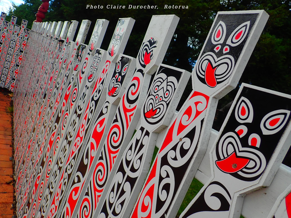 Clôture de bois avec des dessins symboliques de la culture maorie