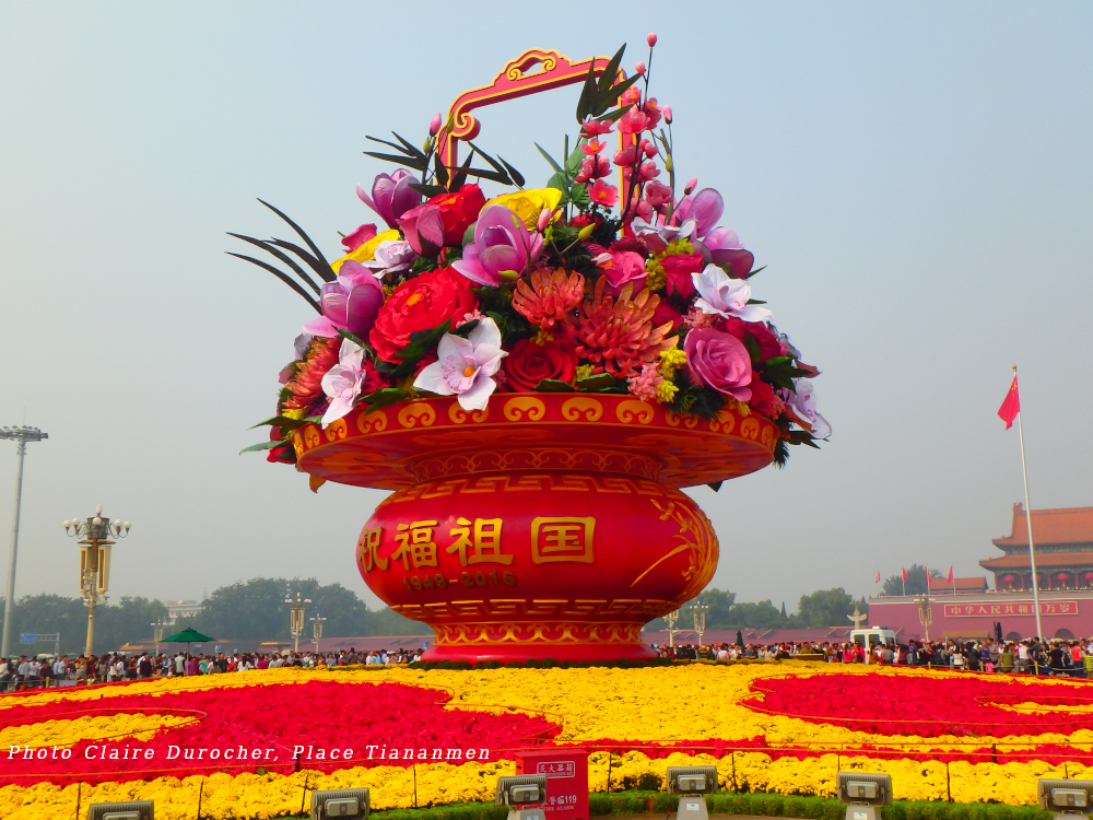 Un vase de fleurs gigantesque fabriqué avec des fleurs