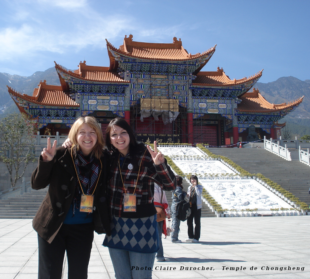 Deux femmes devant un temple chinois