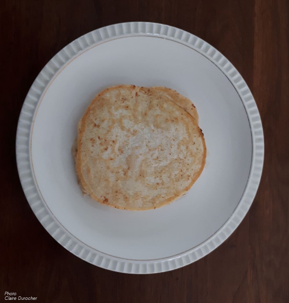 une crêpe ronde dans une assiette