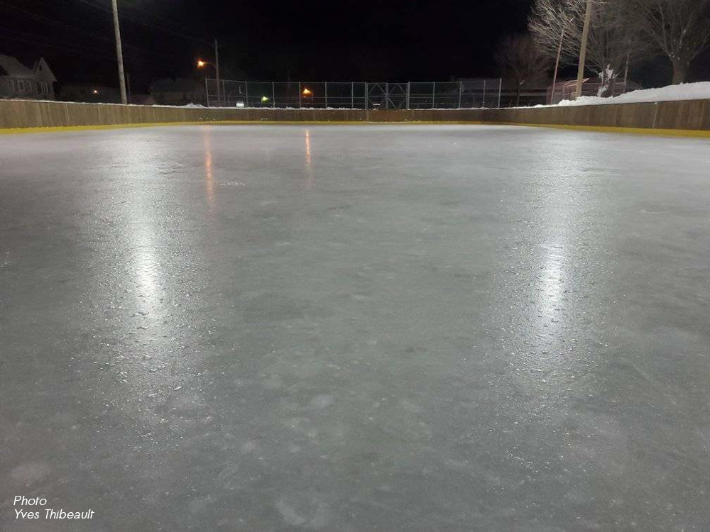 la surface glacée de la patinoire