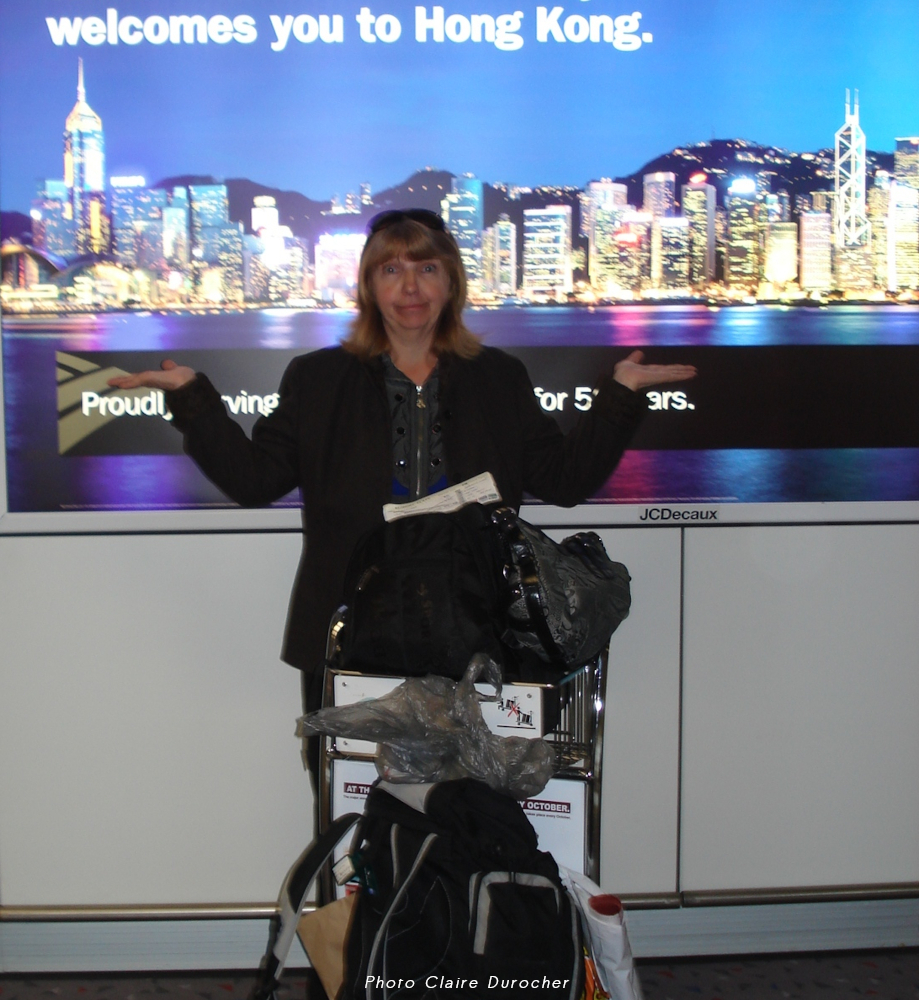 une femme avec ses bagages à l'aéroport