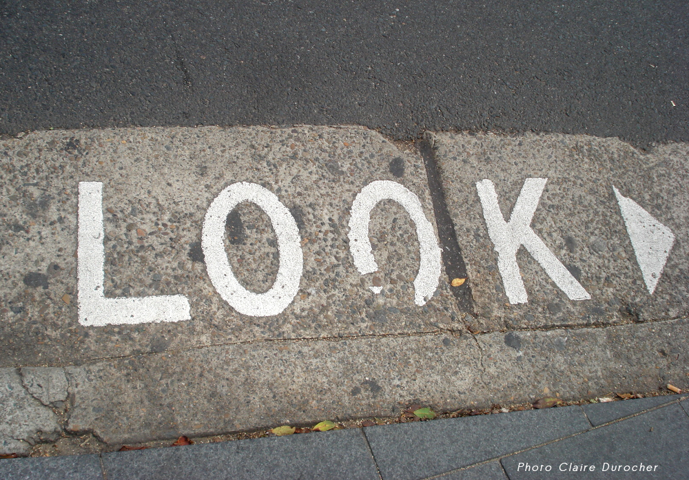 Look écrit sur le trottoir avec une flèche pour regarder à droite