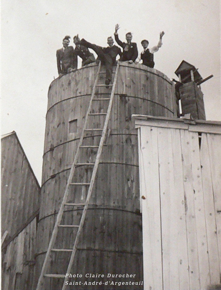 Des travailleurs sur un silo en bois dans les années 40